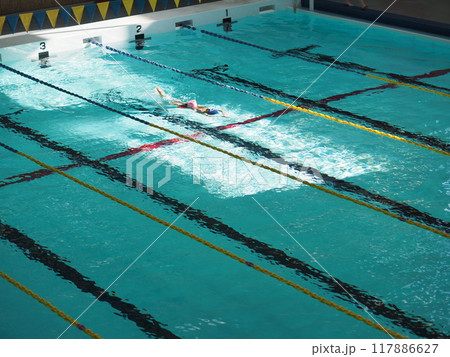 屋内プールで背泳ぎをする子供 117886627