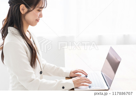 笑顔の女性　ビジネス　パソコン 117886707
