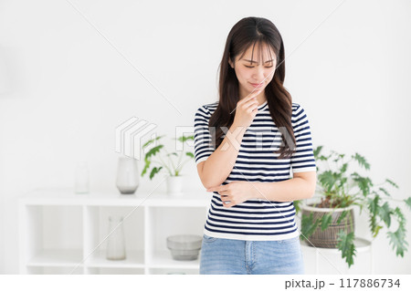 部屋でリラックスする若い女性 117886734