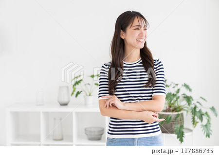 部屋でリラックスする若い女性 部屋でリラックスする若い女性 117886735