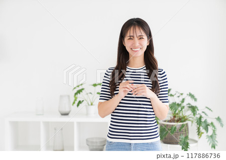 部屋でリラックスする若い女性 117886736