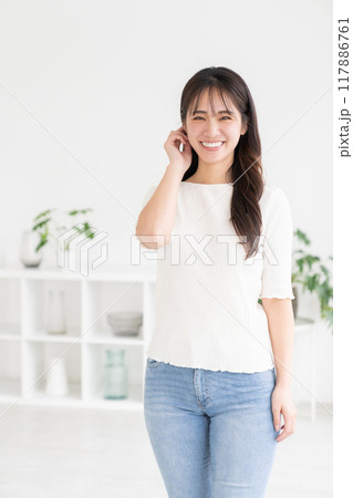 部屋でリラックスする若い女性 117886761