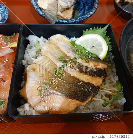 ビワマス料理「山本屋魚濱」の琵琶鱒御膳ニ之重(ニ段目、ビワマスのソテー) 117886815