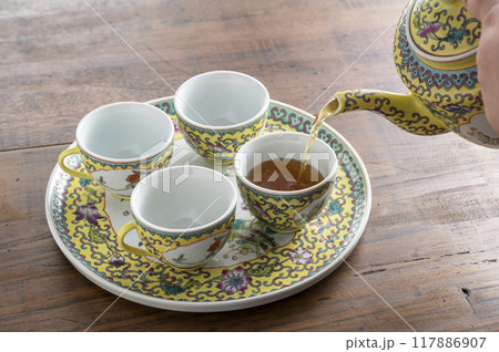 中国茶器セットに烏龍茶を注ぐ 117886907