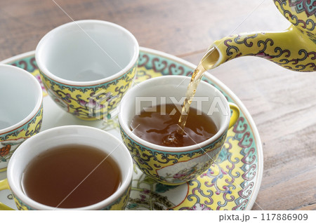 中国茶器セットに烏龍茶を注ぐ 中国茶器セットに烏龍茶を注ぐ 117886909