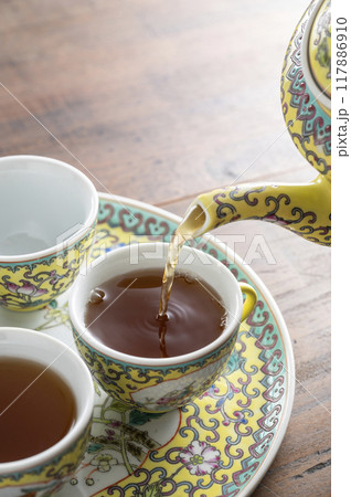 中国茶器セットに烏龍茶を注ぐ 117886910