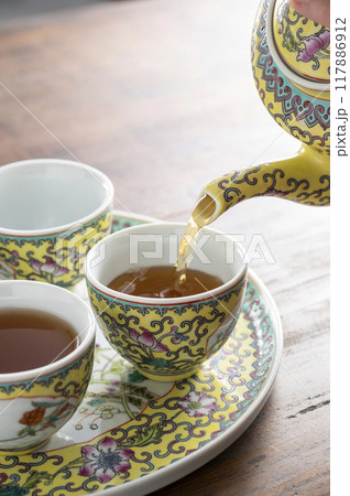 中国茶器セットに烏龍茶を注ぐ 中国茶器セットに烏龍茶を注ぐ 117886912