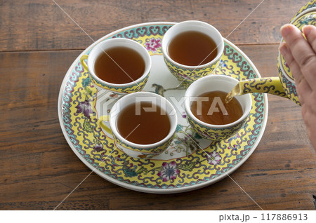 中国茶器セットに烏龍茶を注ぐ 中国茶器セットに烏龍茶を注ぐ 117886913