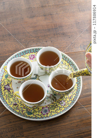 中国茶器セットに烏龍茶を注ぐ 117886914