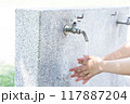 屋外の手洗い場で手を洗う人 117887204