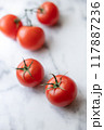 たくさんならんだトマト 117887236