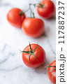 たくさんならんだトマト 117887237