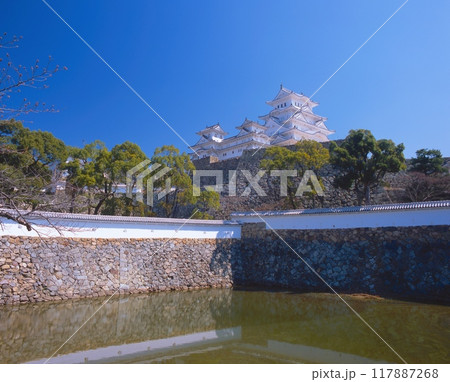 「世界文化遺産」「国宝」姫路城（白鷺城）/三国堀より撮影 /兵庫県姫路市 117887268