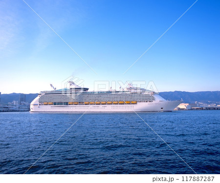 日没前に神戸港、神戸ポートターミナルを出航する豪華客船「マリナー・オブ・ザ・シーズ」 日没前に神戸港、神戸ポートターミナルを出航する豪華客船「マリナー・オブ・ザ・シーズ」 117887287
