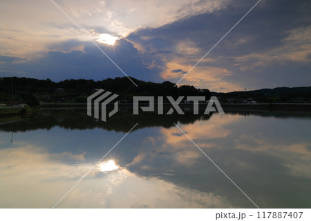 水面に映る夕焼け 117887407