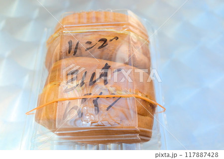 プラスチック容器に入った大判焼き 117887428