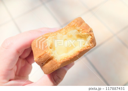 手持ちした食べかけのカスタードクリーム大判焼き 手持ちした食べかけのカスタードクリーム大判焼き 117887431