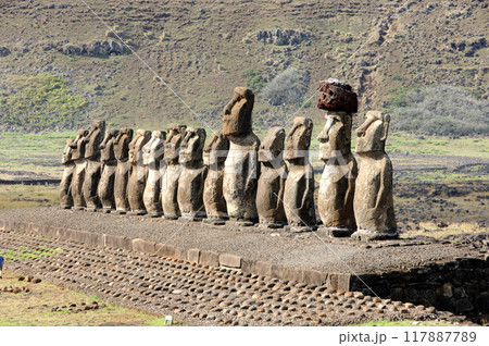 イースター島のモアイの列 117887789