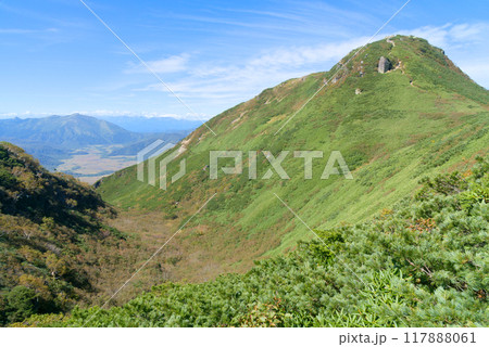 燧ヶ岳俎嵓直下から望む至仏山、尾瀬ヶ原と燧ヶ岳柴安嵓 117888061