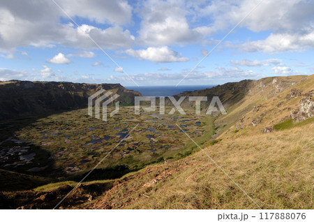 イースター島の山頂にある湖 イースター島の山頂にある湖 117888076
