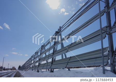 冬の北海道の防雪柵《北海道》 117888453