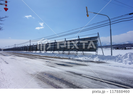 冬の北海道の防雪柵《北海道》 117888460