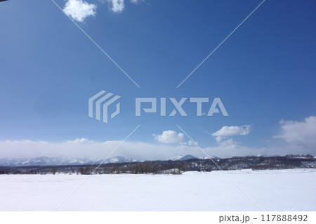 冬の北海道の雪景色《北海道》 117888492