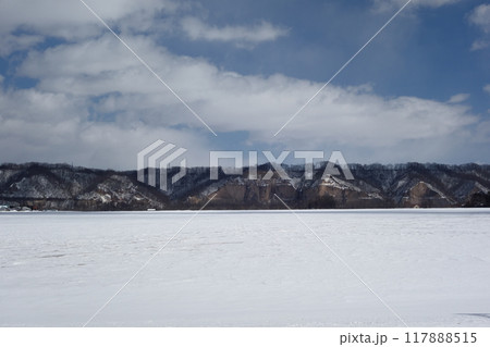 冬の北海道の雪景色と崖(ガンケ)《北海道》 冬の北海道の雪景色と崖(ガンケ)《北海道》 117888515