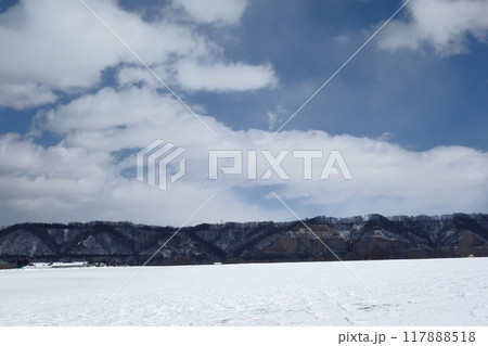 冬の北海道の雪景色と崖（ガンケ）《北海道》 117888518