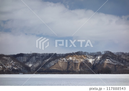 冬の北海道の崖（ガンケ）《北海道》 117888543