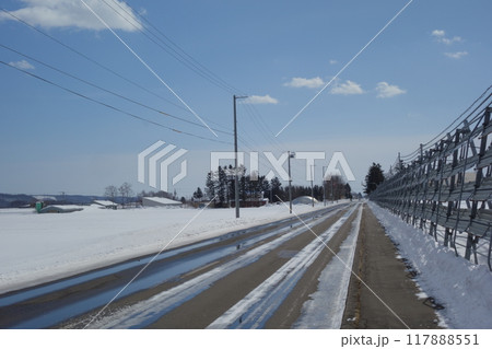 北海道の冬道《北海道》 117888551
