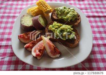 おいしそうなアボガドディップをのせたパン 117888676