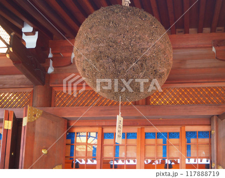 大神神社拝殿の杉玉 大神神社拝殿の杉玉 117888719