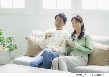 リビングのミドル夫婦 117888946