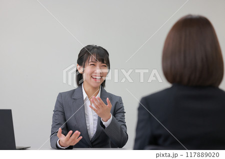 笑顔で商品を説明するアドバイザー女性_4 笑顔で商品を説明するアドバイザー女性_4 117889020