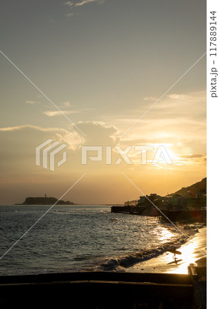 稲村ヶ崎から眺める江の島(神奈川県鎌倉市) 稲村ヶ崎から眺める江の島(神奈川県鎌倉市) 117889144