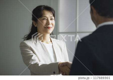 会話するするミドルビジネスマン 会話するするミドルビジネスマン 117889301