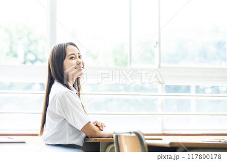 教室の椅子に座る女子高生 教室の椅子に座る女子高生 117890178