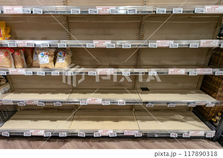 米不足で空になったスーパーの商品棚 117890318