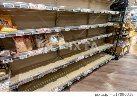 米不足で空になったスーパーの商品棚 米不足で空になったスーパーの商品棚 117890319