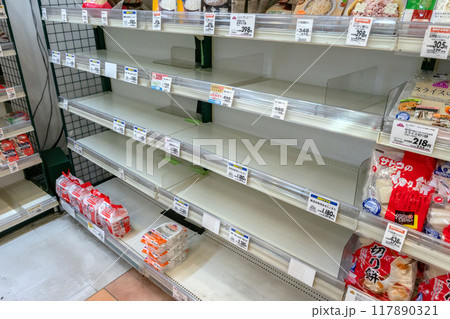 米不足で空になったスーパーの商品棚 117890321