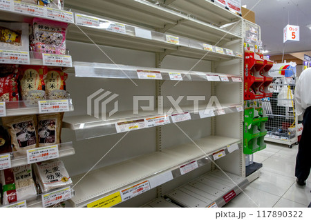 米不足で空になったスーパーの商品棚 米不足で空になったスーパーの商品棚 117890322