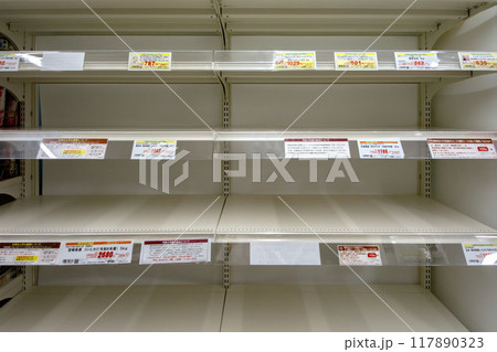 米不足で空になったスーパーの商品棚 117890323