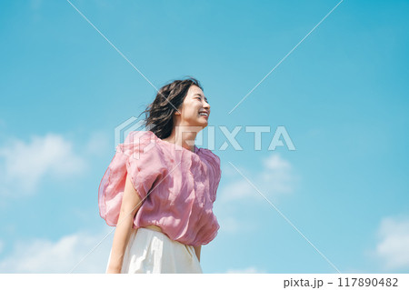 女性の屋外ポートレート 117890482