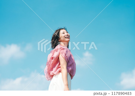 女性の屋外ポートレート 117890483