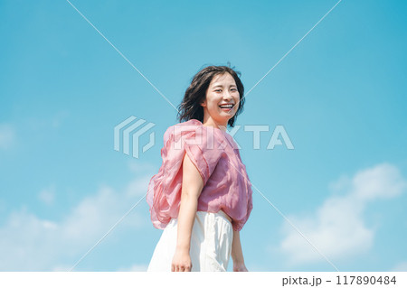 女性の屋外ポートレート 117890484