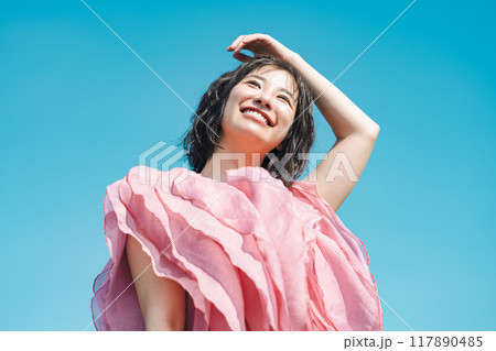 女性の屋外ポートレート 女性の屋外ポートレート 117890485