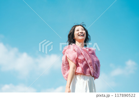 女性の屋外ポートレート 117890522