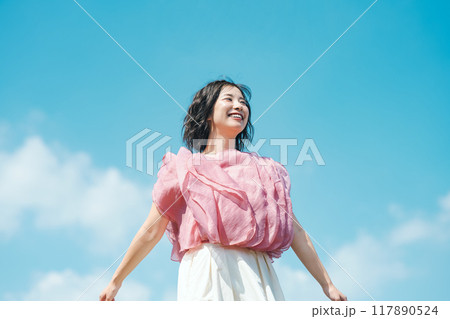 女性の屋外ポートレート 117890524