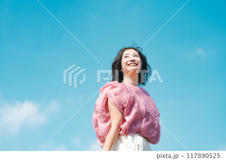 女性の屋外ポートレート 117890525